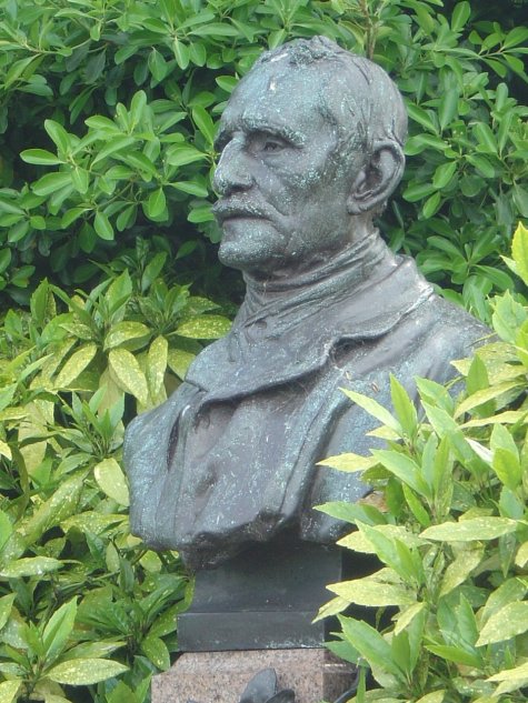 Major Jonathon White, left side view of bust
